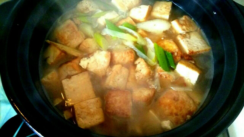 白菜粉丝炖豆腐,放入适量盐,多少可以适水量而定。大火烧开两三分钟