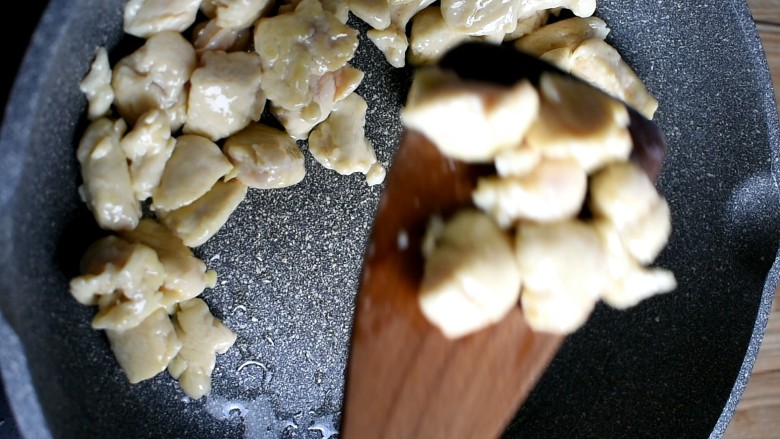 咖喱鸡丁,炒至鸡丁颜色变白,盛出备用