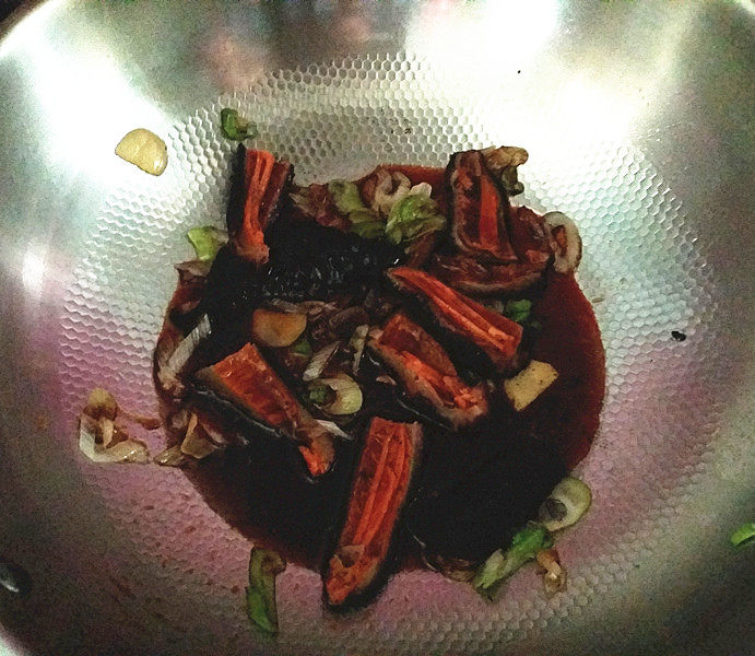 葱爆红极参,迅速倒入调好的酱汁,转大火