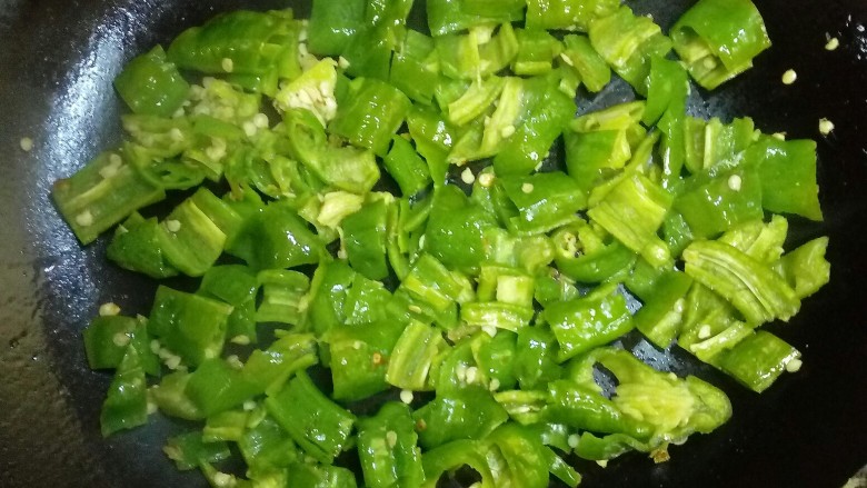 鸡蛋炒辣椒,锅里不用放油了,倒入辣椒小火慢炒