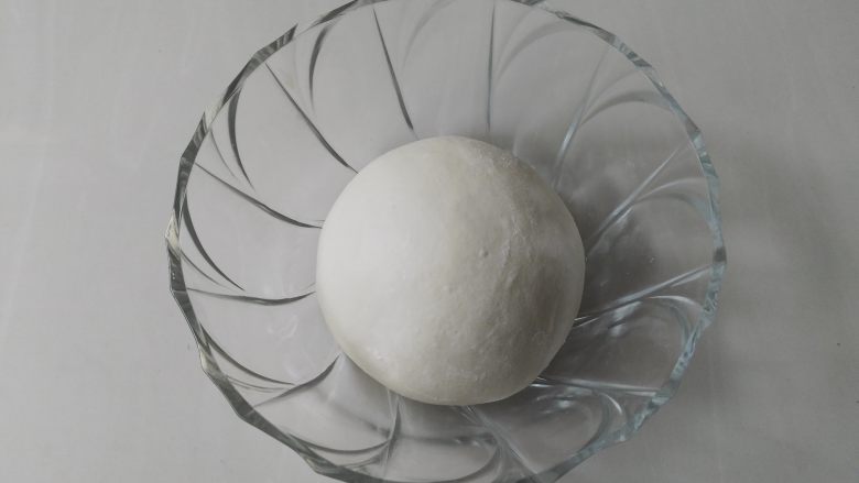 嫩牛肉卷饼,面粉加<a style='color:red;display:inline-block;' href='/shicai/ 156925'>水</a>和成面团,饧十五分钟左右