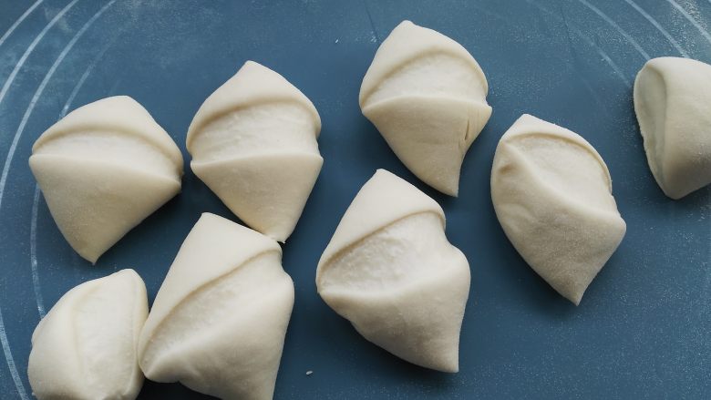 嫩牛肉卷饼,取出面团揉好,然后切成小剂子