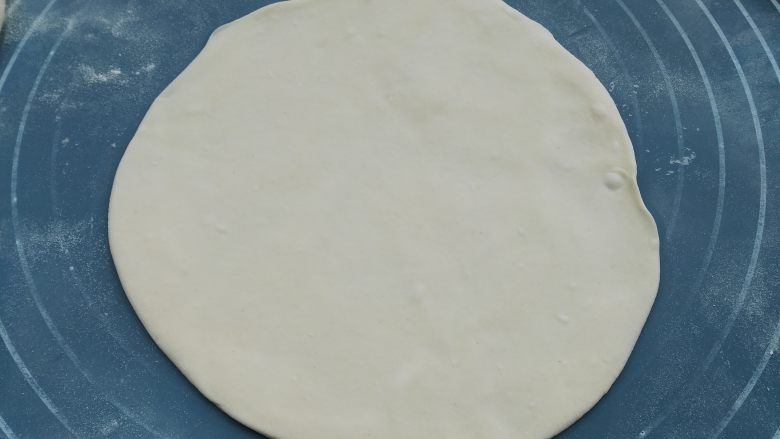 嫩牛肉卷饼,用擀面杖擀成圆形,擀的稍微薄一些,擀两张同样大小的圆饼