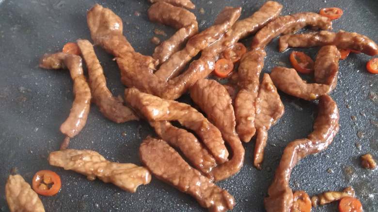 嫩牛肉卷饼,炒熟即可,盛出