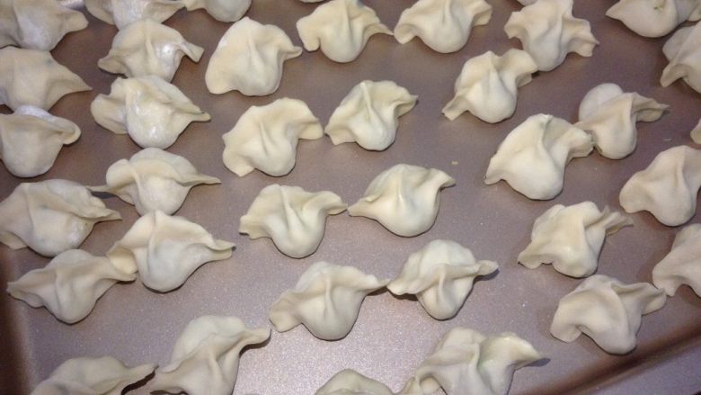 韭菜鸡蛋饺子,包制 注意一定要包好不能露馅,要不然煮的过程中会一锅<a style='color:red;display:inline-block;' href='/shicai/ 116'>韭菜</a>,哈哈