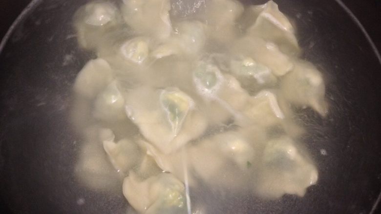 韭菜鸡蛋饺子,煮熟,韭菜和熟鸡蛋非常好熟,不要煮太久,容易露陷