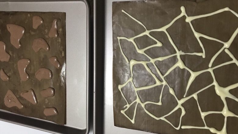 简单制作两款彩绘蛋糕卷~UKOEO 风炉制作,裱花袋各取一点点面糊，剪个口子，可可面糊口子剪大一点，在油布上挤出花纹。
然后放入预热好的烤箱烘烤一分钟定型，我是风炉150度烤，温度时间根据自己烤箱。