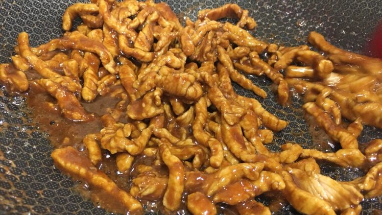 京酱肉丝,放入肉丝大火翻炒,面酱完全包裹在肉丝上