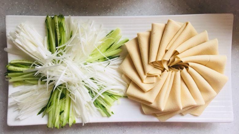 京酱肉丝,豆腐皮,葱丝,黄瓜丝,装盘备用