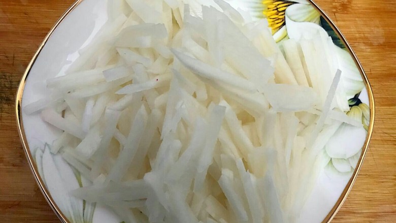 清清爽爽小葱虾皮萝卜丝,<a style='color:red;display:inline-block;' href='/shicai/ 24'>萝卜</a>去皮洗干净,切成丝,不要切的太细,以免炒的时候炒烂,备用