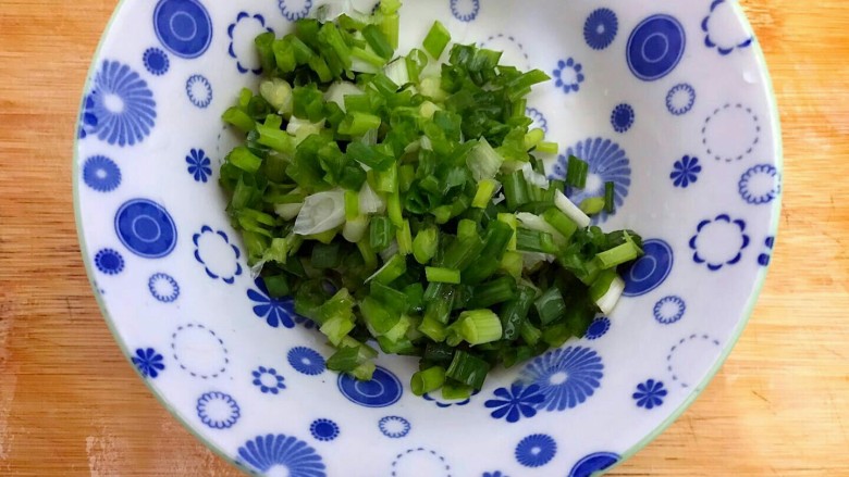 清清爽爽小葱虾皮萝卜丝,<a style='color:red;display:inline-block;' href='/shicai/ 157'>小葱</a>洗干净,切圈,备用