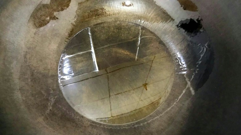 清清爽爽小葱虾皮萝卜丝,起油锅,油不要太多,萝卜不吸油的