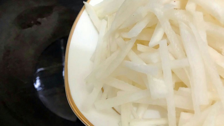 清清爽爽小葱虾皮萝卜丝,油七八分热的时候,倒入萝卜丝