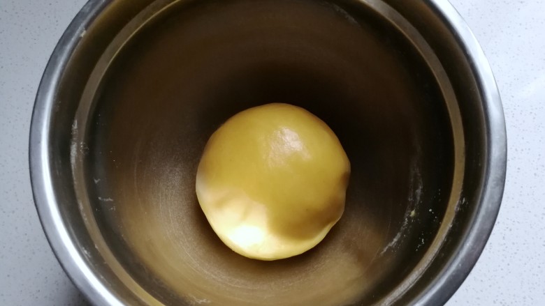 黄金玉米饼干,然后捏成光滑的面团;