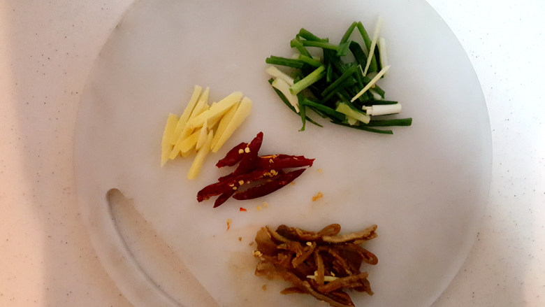 ~陈皮草虾~,把葱,姜,辣椒,陈皮切好。
