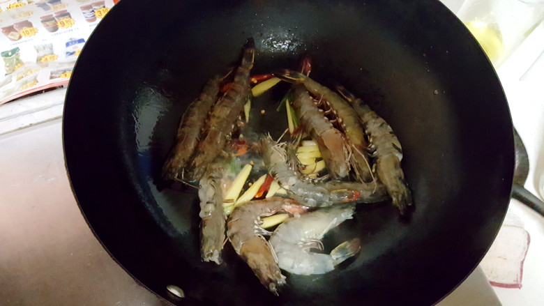 ~陈皮草虾~,倒入草虾,翻炒。