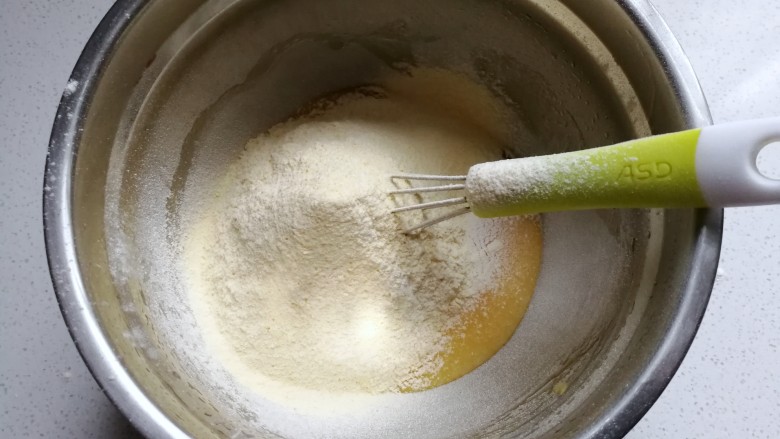 黄金玉米饼干,将混合的粉类筛入蛋糊中;