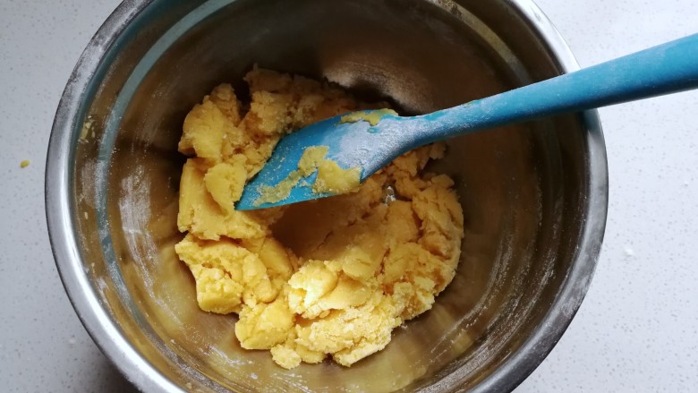 黄金玉米饼干,先用搅拌刀翻拌均匀;