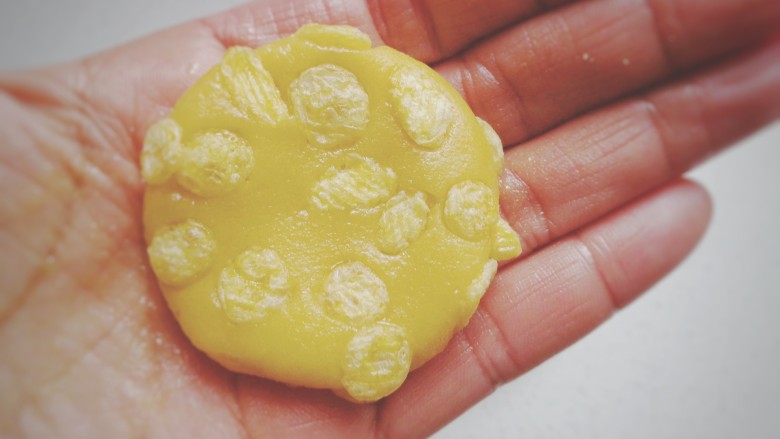 黄金玉米饼干,沾好后放入掌心用手压扁;