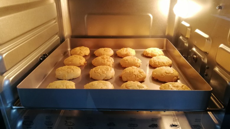 黄金玉米饼干,做好后放入预热好的烤箱中层上下火180烤约15~20分钟,烤至表面金黄即可。(具体温度和时间根据自家烤箱脾性灵活调整)