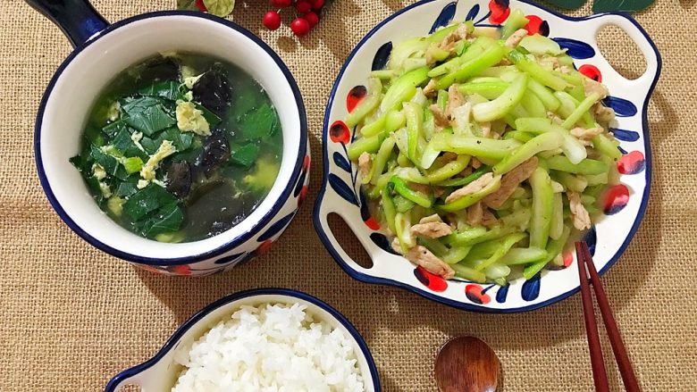 厨房挑战/荤菜/蒜香青菜梗儿炒肉丝儿,好了，开饭，我一个人都吃不完，挑战成功✌🏻