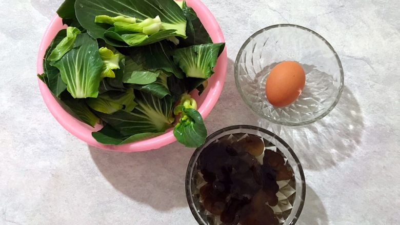 厨房挑战/素菜/青菜叶瓣儿黑木耳蛋花汤,所以,实际上这道菜只用了这些食材
