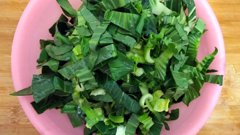 厨房挑战/素菜/青菜叶瓣儿黑木耳蛋花汤,全部切好,备用