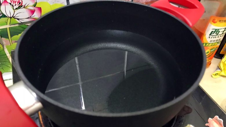 厨房挑战/素菜/青菜叶瓣儿黑木耳蛋花汤,取一口小锅,煮适量清水