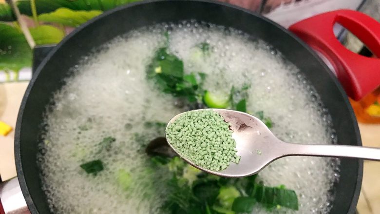 厨房挑战/素菜/青菜叶瓣儿黑木耳蛋花汤,煮5.6分钟差不多了,加一丢丢蔬之鲜(鸡精)