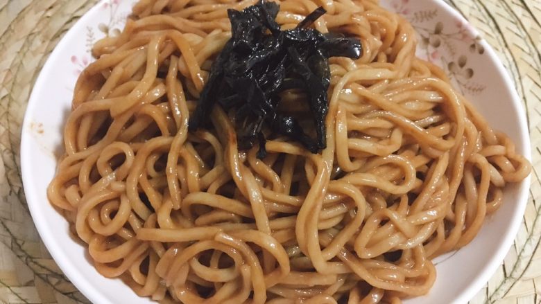 葱油拌面,搅拌之后，葱油拌面就可以吃啦！