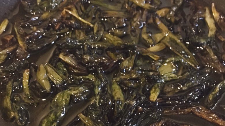 葱油拌面,将葱段放入锅内，小火熬葱油，一定要小火，不用扣锅盖，大概需要不少于40分钟，直到葱熬成深褐色，用筷子夹两根尝尝，如果口感是脆脆的就对了。
