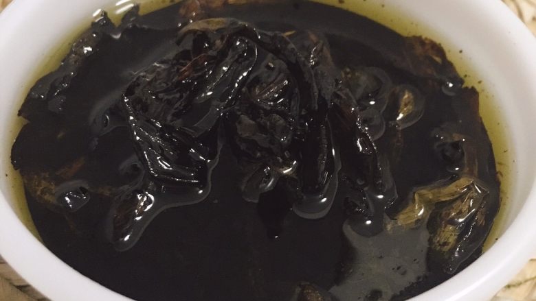 葱油拌面,熬好的葱油放在保鲜盒里，吃不完的冷藏。