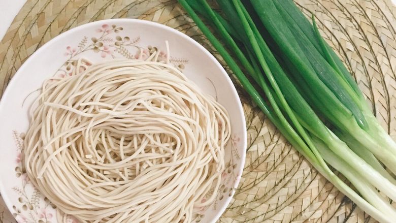 葱油拌面,备好食材，150g细面条是一人食量，超市购买手工鲜面即可；6根<a style='color:red;display:inline-block;' href='/shicai/ 3232'>香葱</a>熬制出来的
葱油是5-7人食量，对于上班族来说，做一次就可以让一周的晚餐快速解决。