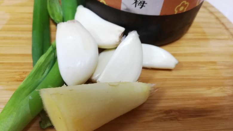 梅子(话梅)鸡翅,辅料洗干净准备好,我用的是酵素梅,也可以是话梅