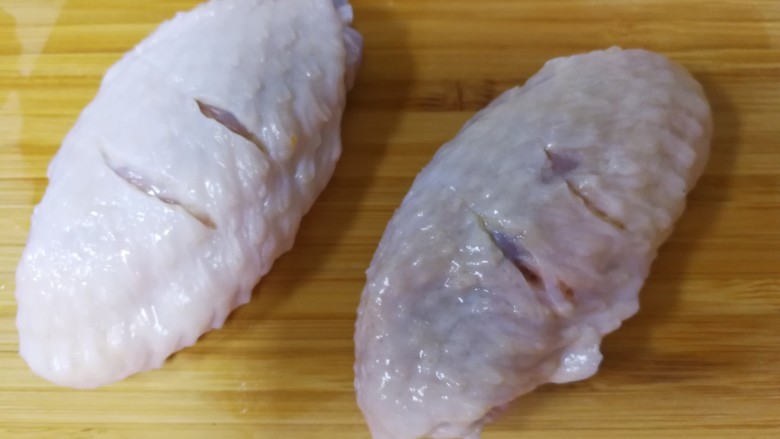 梅子(话梅)鸡翅,鸡翅上面用刀划两刀