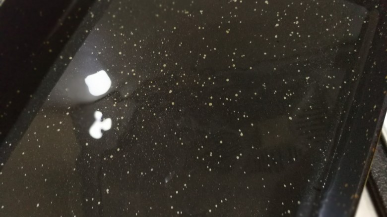 梅子(话梅)鸡翅,不粘锅烧八成热,倒入油