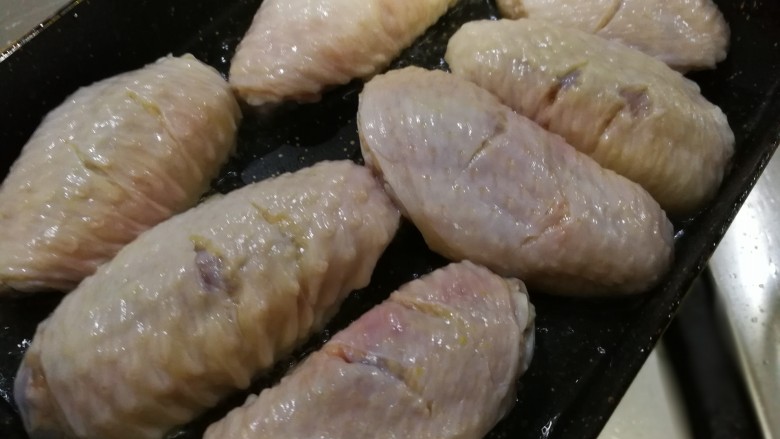 梅子(话梅)鸡翅,把姜葱蒜瓣挑出来放到碗里,油锅里放入鸡翅中火煎