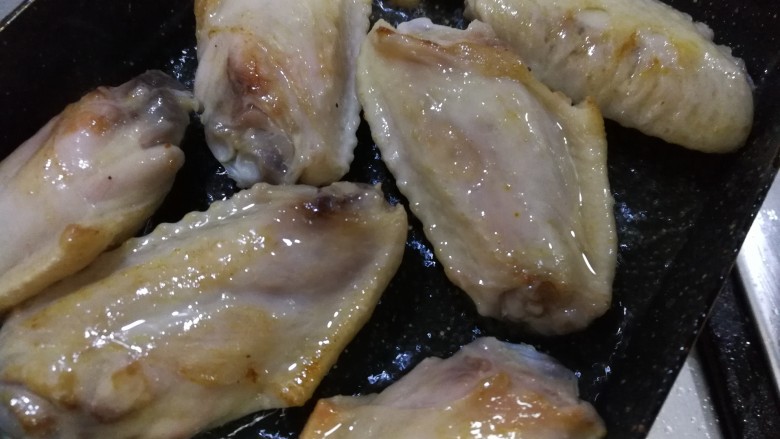 梅子(话梅)鸡翅,煎的表面有一点焦黄后换一面也煎成焦黄,关火