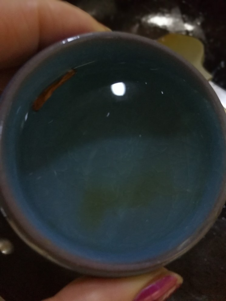 梅子(话梅)鸡翅,锅里倒入两小碟水