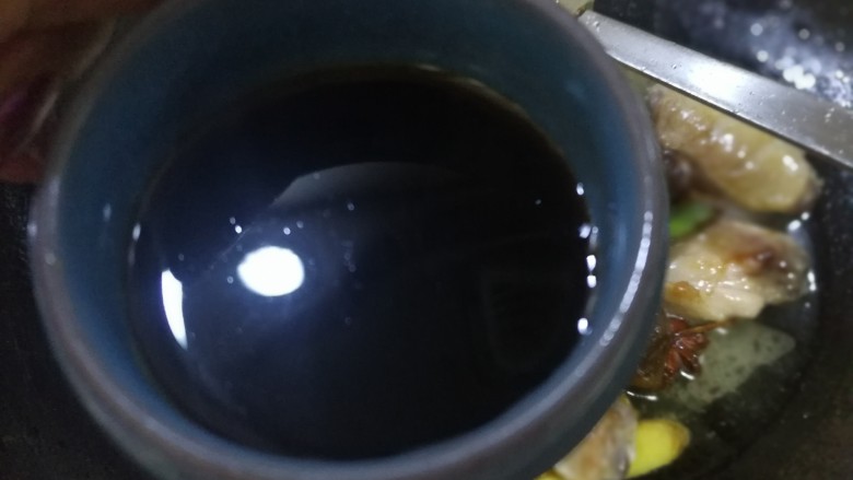 梅子(话梅)鸡翅,锅里倒入小碟子四分之一的<a style='color:red;display:inline-block;' href='/shicai/ 762'>老抽</a>