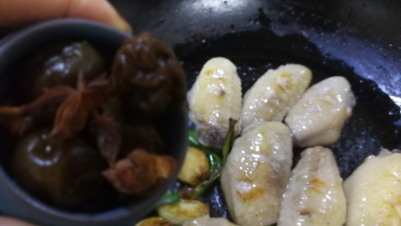 梅子(话梅)鸡翅,把梅子(话梅)和八角倒入锅里