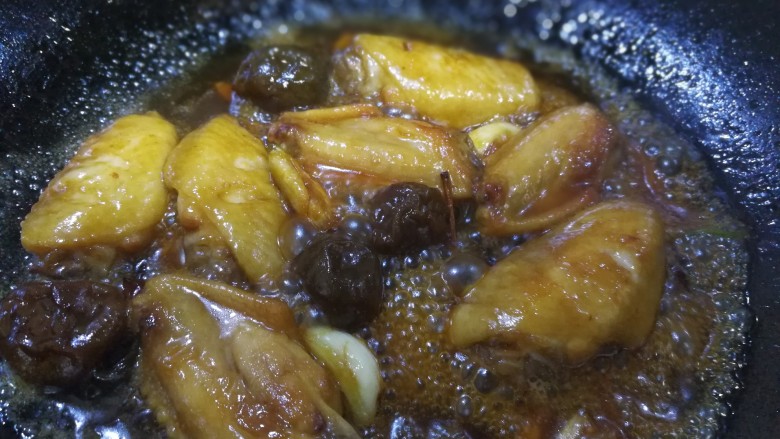 梅子(话梅)鸡翅,大火烧开后尝一下咸淡,淡就加一点点盐