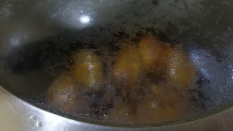 梅子(话梅)鸡翅,盖上锅盖,小火把鸡翅闷熟,期间打开盖子翻一下面