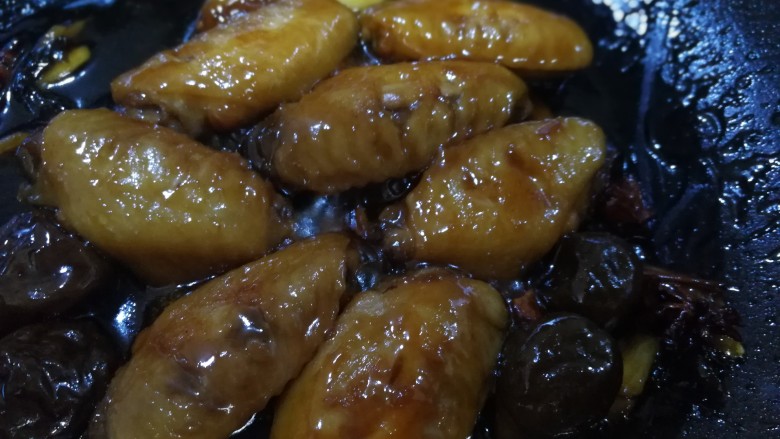 梅子(话梅)鸡翅,鸡翅闷熟后大火收一下多余的汁