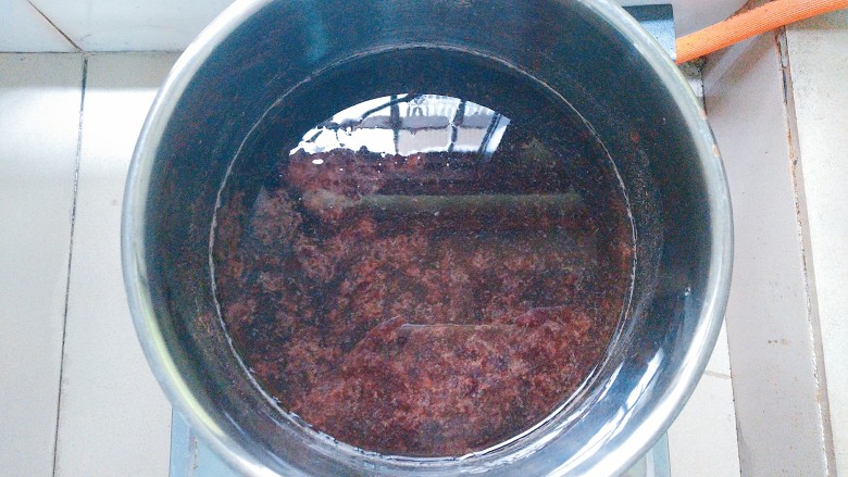 烧仙草红豆奶茶,把凉草粉50g全部倒下去搅拌均匀!放火上开大火烧开!