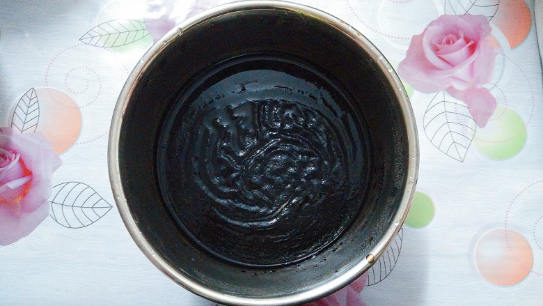 烧仙草红豆奶茶,烧开后拿下来,放室温下冷却,再封好保鲜膜放入冰箱冷藏一个晚上!让其彻底凝固!