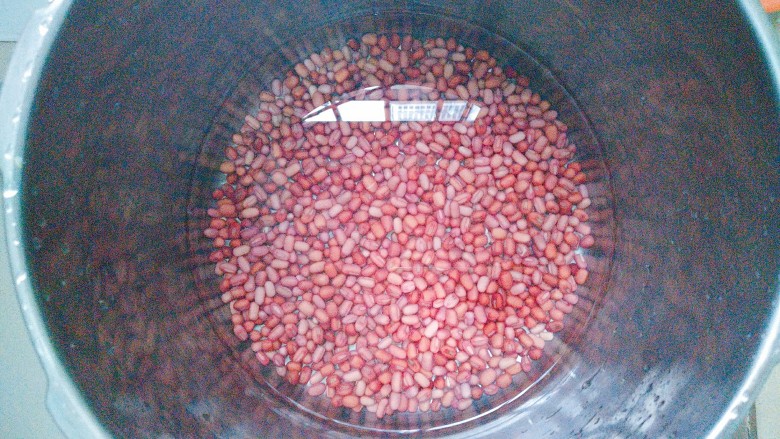 烧仙草红豆奶茶,将泡好的红豆加适量的水,加一块大坨冰糖,放入高压锅压15分钟!