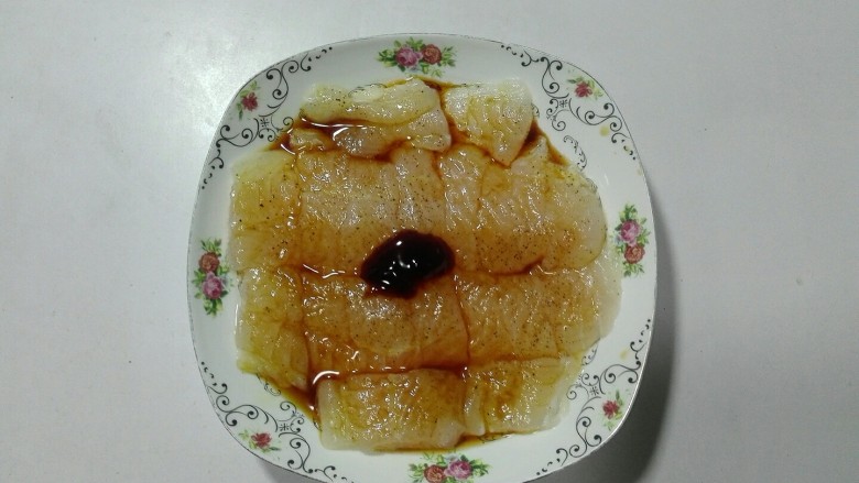 微波炉美食+青葱枸杞巴沙鱼,放一小勺<a style='color:red;display:inline-block;' href='/shicai/ 721'>蚝油</a>,均匀涂 抹巴沙鱼表面