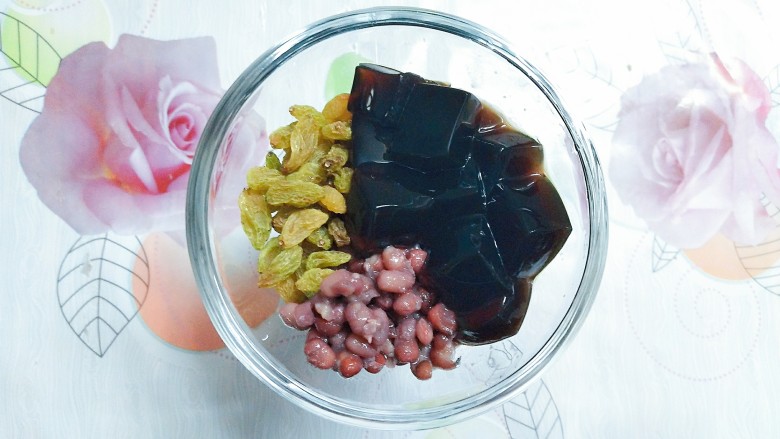 烧仙草红豆奶茶,把烧仙草,红豆,葡萄干全部放入奶茶杯里!