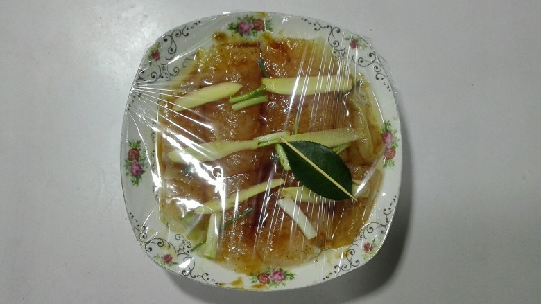 微波炉美食+青葱枸杞巴沙鱼,用牙签在保鲜膜上面扎6个孔(我是拍照片用保鲜膜的,平时就是在巴沙鱼盘子上面直接盖一个盘子就加热了,个人觉得这样比较健康)